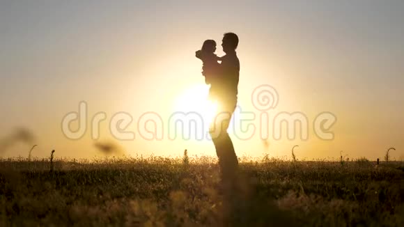 家庭观念父亲和小女儿在日落时跳舞爸爸和一个孩子在田里跳舞视频的预览图