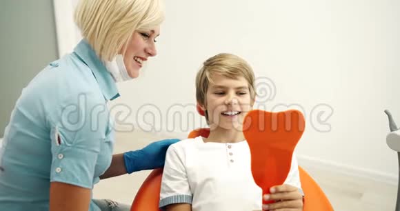 快乐的微笑男孩在牙医视频的预览图