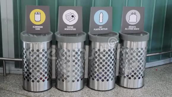 垃圾桶用塑料玻璃和纸张分类垃圾分发在机场分拣垃圾垃圾桶废物分类视频的预览图