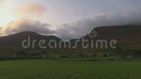移动的云以上的幻灯片多纳德县下来北爱尔兰视频的预览图