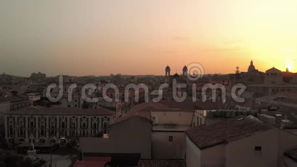 托米纳意大利西奇利2019年8月电影跨越欧洲城市的中心日落时间在框架里视频的预览图