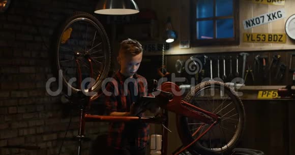少年修理自行车视频的预览图