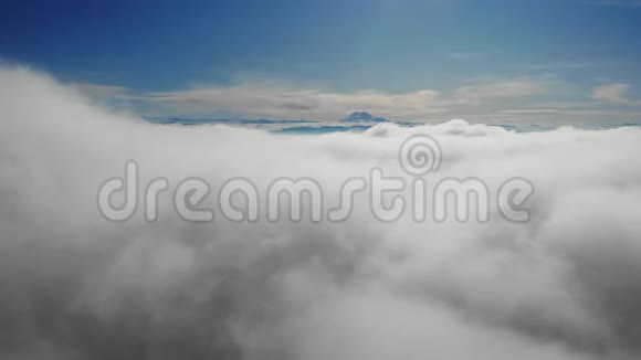 飞在云层之上俯瞰云层覆盖着摄像机的群山视频的预览图