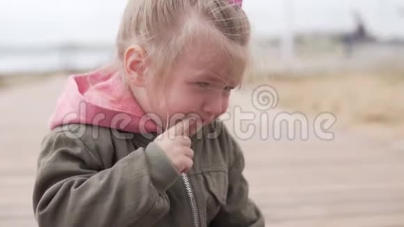 小女孩在外面哭视频的预览图