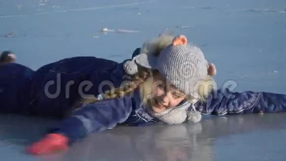 躺在冰上的女孩视频的预览图