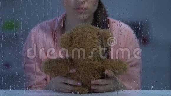 抱着泰迪熊的苦恼的女士失踪的孩子患有抑郁症视频的预览图