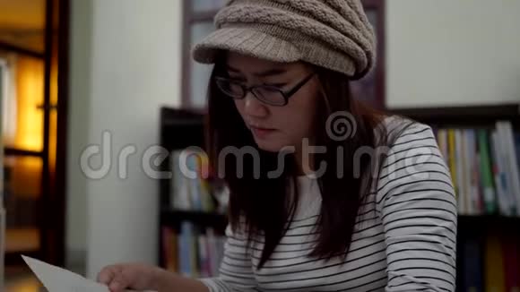 女人坐在大学图书馆的地板上看书视频的预览图