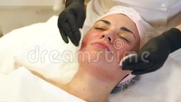 在生物复苏过程中美容师用棉签擦拭女孩的脸视频的预览图
