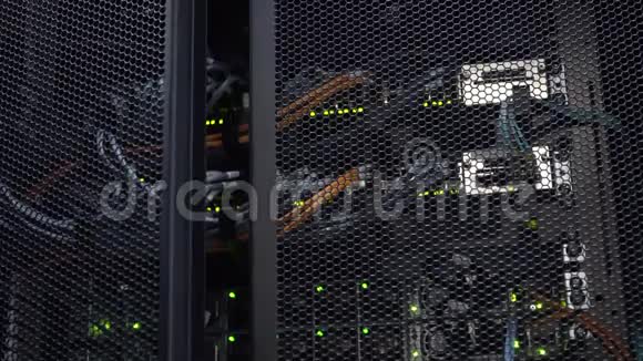 数据中心打开服务器架门服务器机房的现代内部超级计算机视频的预览图