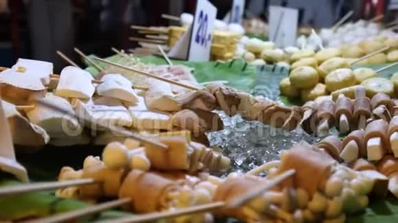在克拉比步行街的街头食品市场上展出各种棒状食品视频的预览图