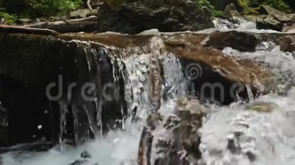 靠近山河水流带着岩石视频的预览图