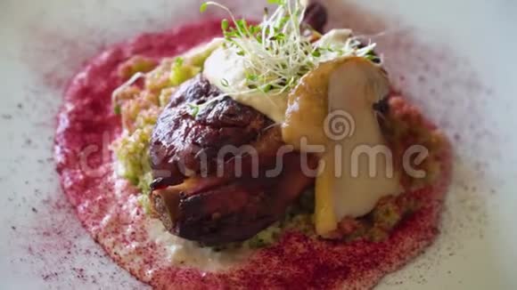 厨师的菜用腌制蘑菇酱烤家禽腿运动的框架视频的预览图