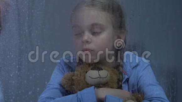 小女孩哭着拥抱泰迪熊护士准备注射治愈视频的预览图
