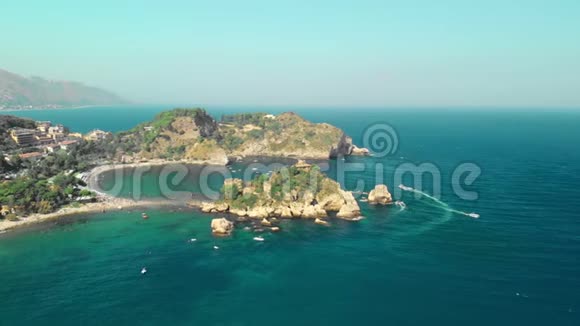 托米纳意大利西西里2019年8月电影跨度在一个美丽的海湾在意大利南部悬崖和沙滩视频的预览图