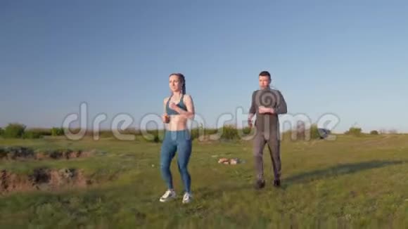 户外慢跑一对快乐的年轻运动情侣享受自然慢跑在阳光明媚的拥抱视频的预览图