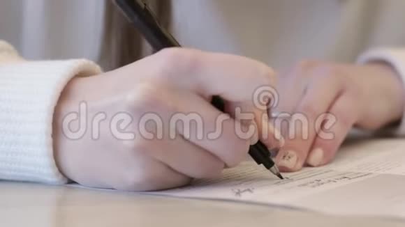 女孩填写文件手和圆珠笔特写视频的预览图