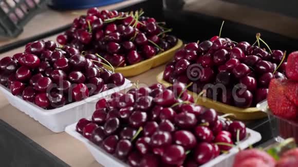 浆果樱桃在市场上的篮子里视频的预览图