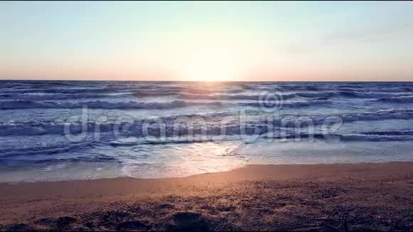 海浪海水海滩景观清晨日出视频的预览图