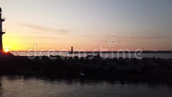 在灯塔离开港口的渔船视频的预览图