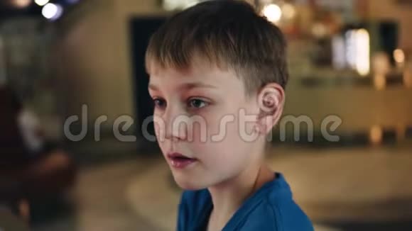 男孩的脸在街机特写在反射爆发的眼睛里不错的镜头孩子们娱乐视频的预览图