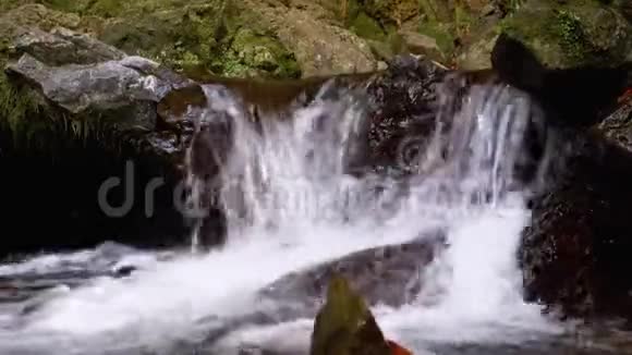 山溪水通过山脉中的岩石向下移动视频的预览图