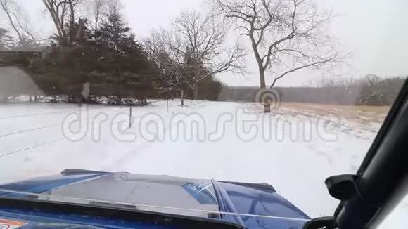 透过雪道上一辆并排ATV的挡风玻璃看去视频的预览图