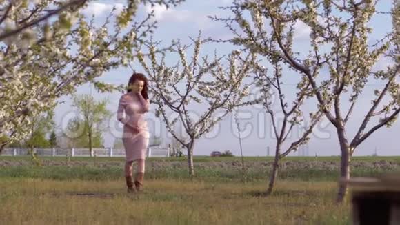 春暖花开的果园里怀着肚子散步的孕妇视频的预览图