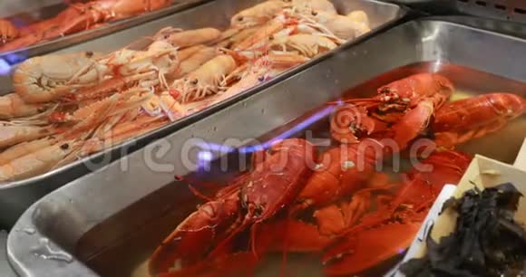 市场商店店里的新鲜螃蟹龙虾小龙虾虾冰上吃视频的预览图