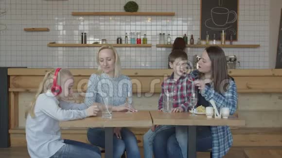 有孩子的单身女性在咖啡馆里休闲视频的预览图