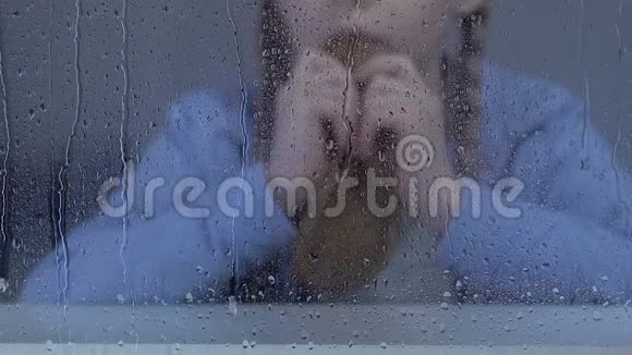 可怜的女孩在雨窗后吃面包没有安全感的社交层孤儿院视频的预览图