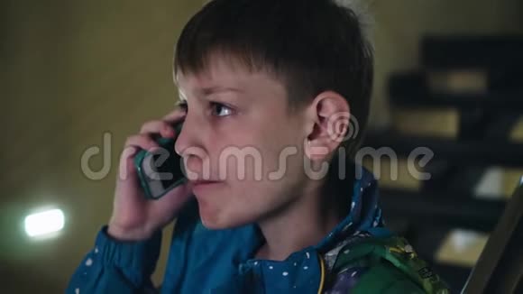 一个目光缜密的男孩听着电话里告诉他的话快关门幼儿情绪视频的预览图