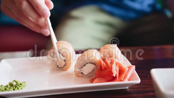 一个吃寿司的男孩的特写不错的慢镜头孩子脸视频的预览图