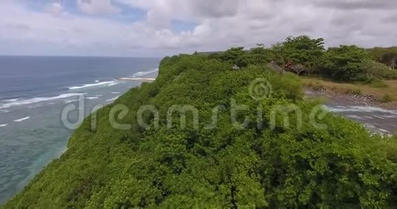 海岸线的空中镜头长木码头巴厘岛4k视频的预览图