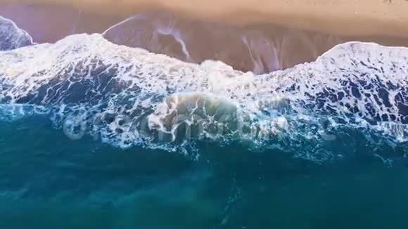 令人印象深刻的空中变焦鉴于飞溅波的运动梯度蓝海4k视频的预览图