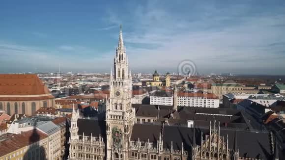 鸟瞰圣母教堂和新市政厅从右到左实时建立射击慕尼黑德国视频的预览图