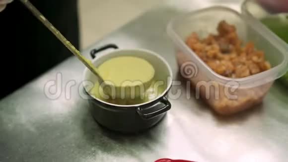 厨师用瓢浇奶酪汤视频的预览图