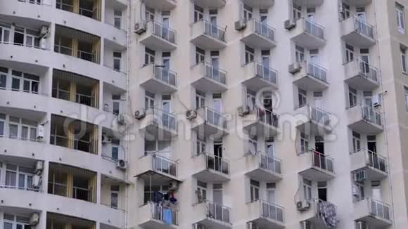 多层建筑或摩天大楼中的公寓外观全景视频的预览图