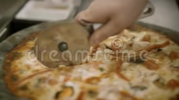 新鲜海鲜比萨饼切成片的手持宏图视频的预览图
