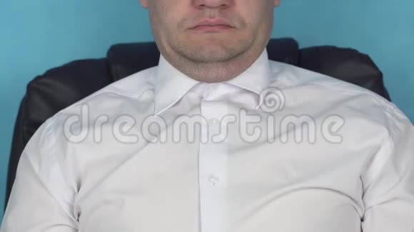 成年男性双下巴穿着衬衫坐在扶手椅上胖脸的重量级导演视频的预览图