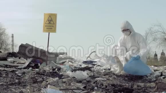 环境污染危险物质调查员穿上防护服收集垃圾袋中的垃圾以研究垃圾视频的预览图