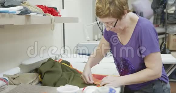 裁缝在一件衣服上工作视频的预览图