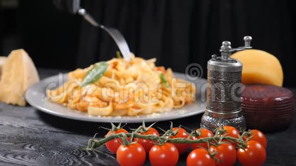 吃海鲜面食与虾磨硬奶酪滚动意大利面与叉子意大利美食概念视频的预览图