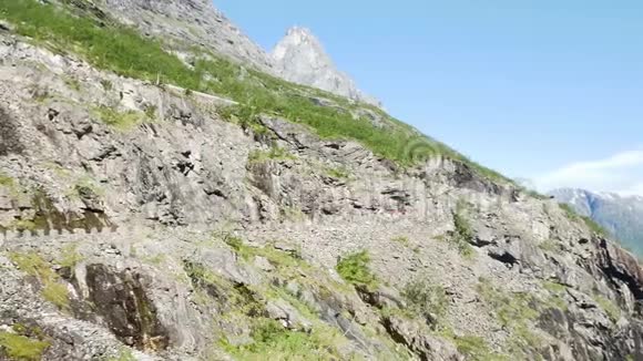 Vehickles在挪威陡峭的山路Trollstigen或Trolls小路上行驶接近一座桥和瀑布视频的预览图