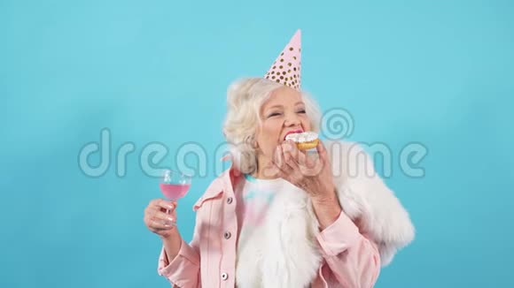穿着时髦衣服的疯狂滑稽奶奶庆祝她的周年纪念日视频的预览图