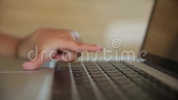 儿童手在手提电脑键盘上打字视频的预览图