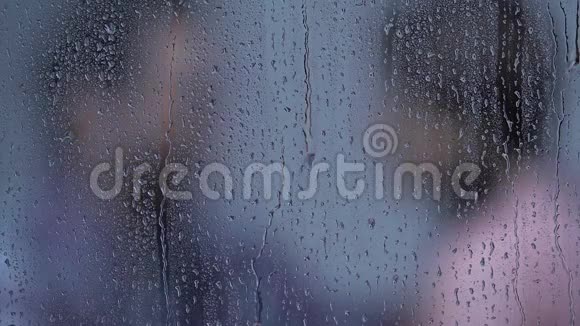 温柔的丈夫在雨窗后拥抱妻子信任的家庭关系视频的预览图