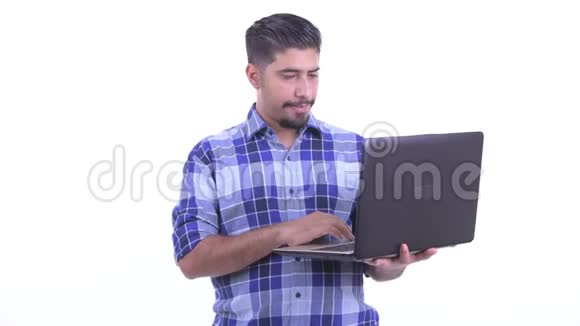 快乐的波斯时髦男人一边用手提电脑说话视频的预览图