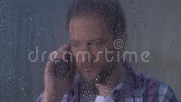 5心烦意乱的人在电话里打电话在雨天收到坏消息视频的预览图