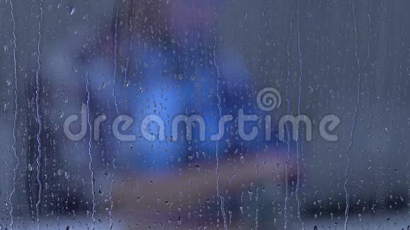 一名男性自由职业开发商在雨窗后家中工作视频的预览图