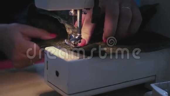将缝纫机的针头插入织物中并做一条线4k3840x2160视频的预览图